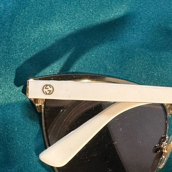Gucci Mirrored Cat Eye Sunglasses wCase display picture 3